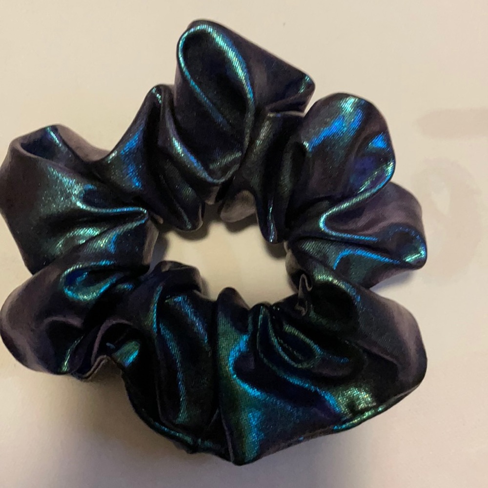 Shiny scrunchie